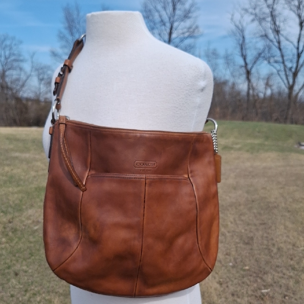 COACH (Vintage) Madison Hobo Bag in Tan. - Picture 3 of 15